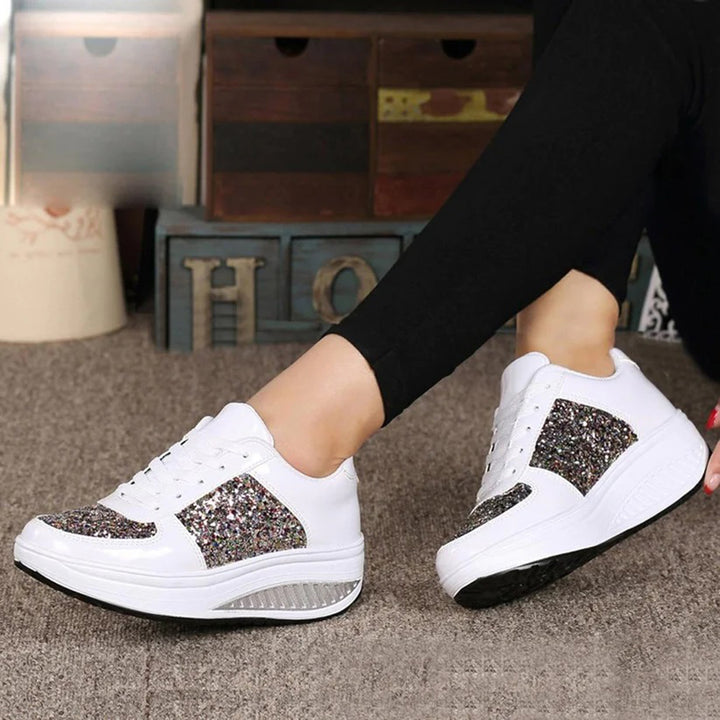 Witte damessneakers met glinsterende glitterdetails, comfortabele dikke zool, ideaal voor casual en sportieve outfits. Trendy en stijlvol schoeisel.