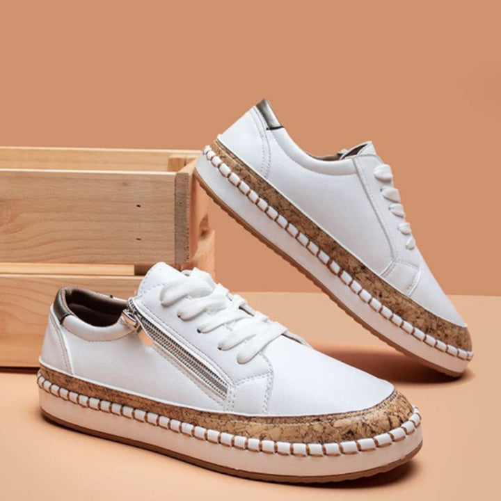 Witte sneakers met kurken zool en ritssluiting, casual damesmode, trendy schoenen, comfortabele en stijlvolle sneakers voor dagelijks gebruik.