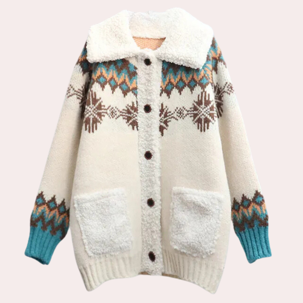 Witte gebreide cardigan met bruine en blauwe Noorse patronen, knopen en zakken. Warme winterkleding, Scandinavisch design, damesmode.