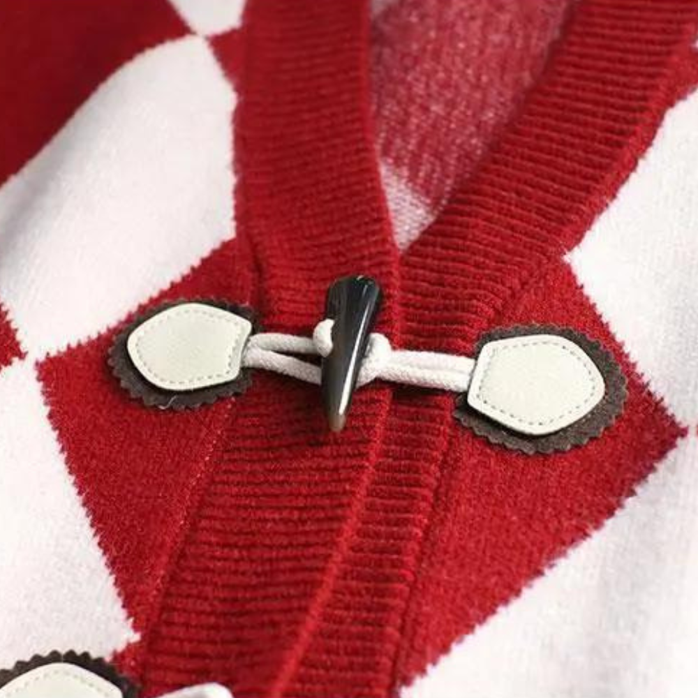Rood-wit geruit vest met houten knoopsluiting, close-up. Modieuze dameskleding, herfst-winter collectie, trendy gebreid patroon.