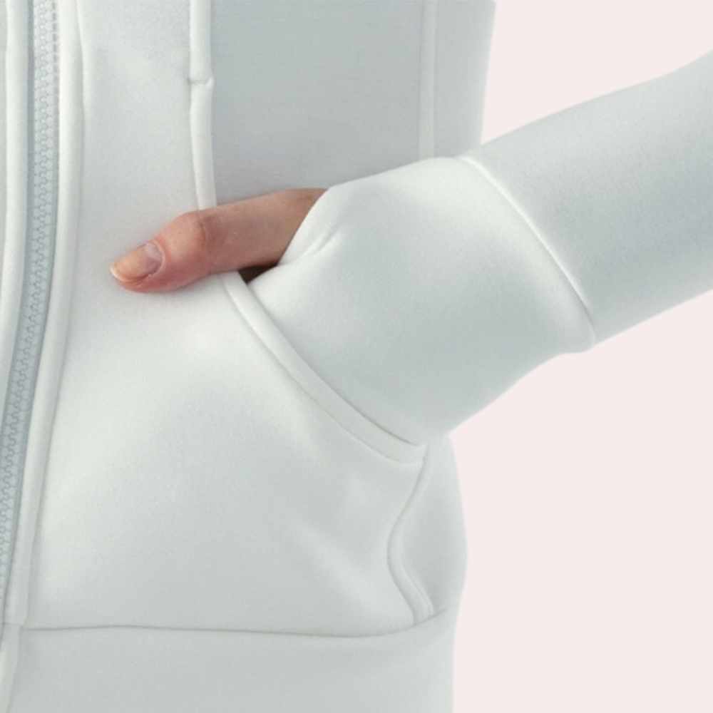 Witte hoodie met ritssluiting, close-up van hand in zak. Comfortabele, casual kleding, ideaal voor dagelijks gebruik. Unisex mode, zachte stof.