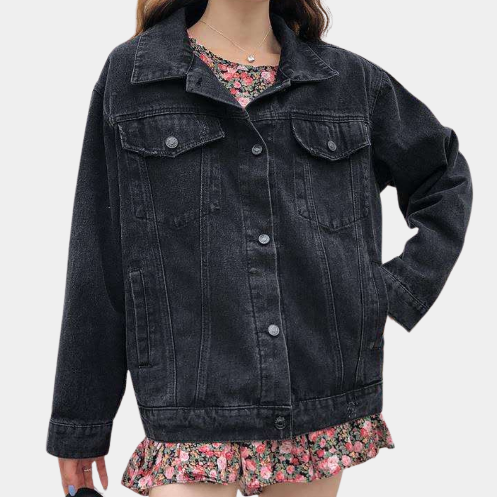Vrouw in zwarte spijkerjas over bloemenjurk, casual mode, trendy dameskleding, denim jack, streetwear stijl, herfstoutfit.