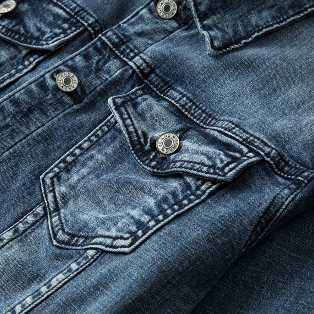 Close-up van een blauwe spijkerjas met knopen en zakken, denim textuur, modieuze casual kleding, detailopname, trendy jeansstof.