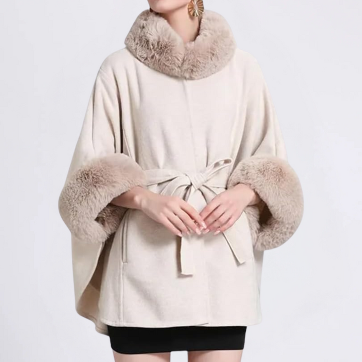 Dames winterjas met bontkraag en manchetten, beige kleur, elegant design, warme damesmode, trendy winterkleding, stijlvolle jas met ceintuur.