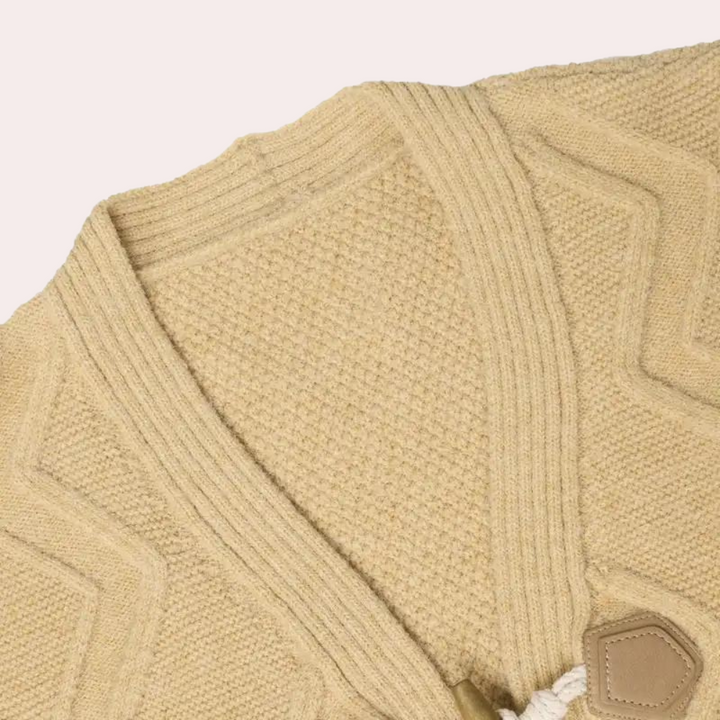 Beige gebreid vest met kabelpatroon en houten knopen, stijlvolle damesmode, warme winterkleding, comfortabele en modieuze trui.