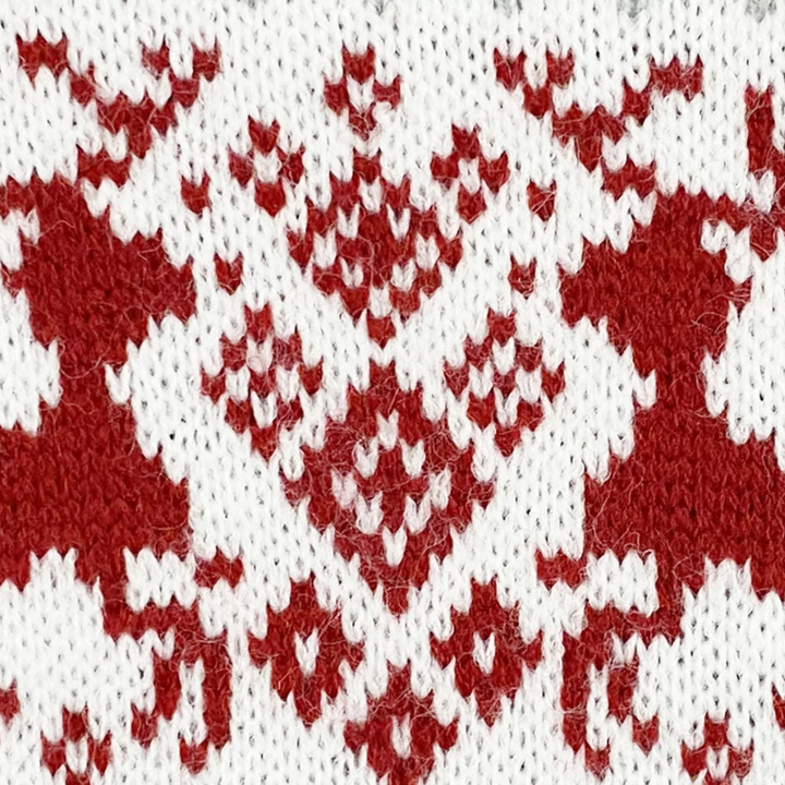 Rood-witte kersttrui stof met rendier en sneeuwvlok patroon, gebreid design, winterse feestelijke kleding, traditionele Scandinavische stijl.