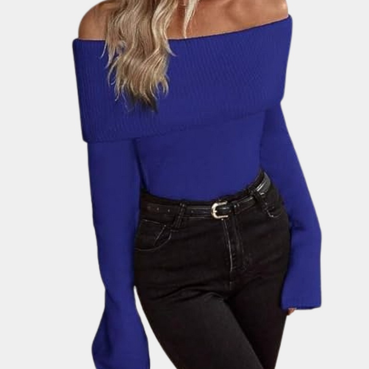 Vrouw in blauwe off-shoulder trui en zwarte jeans, modieuze dameskleding, herfstmode, casual outfit, trendy stijl, comfortabele pasvorm.