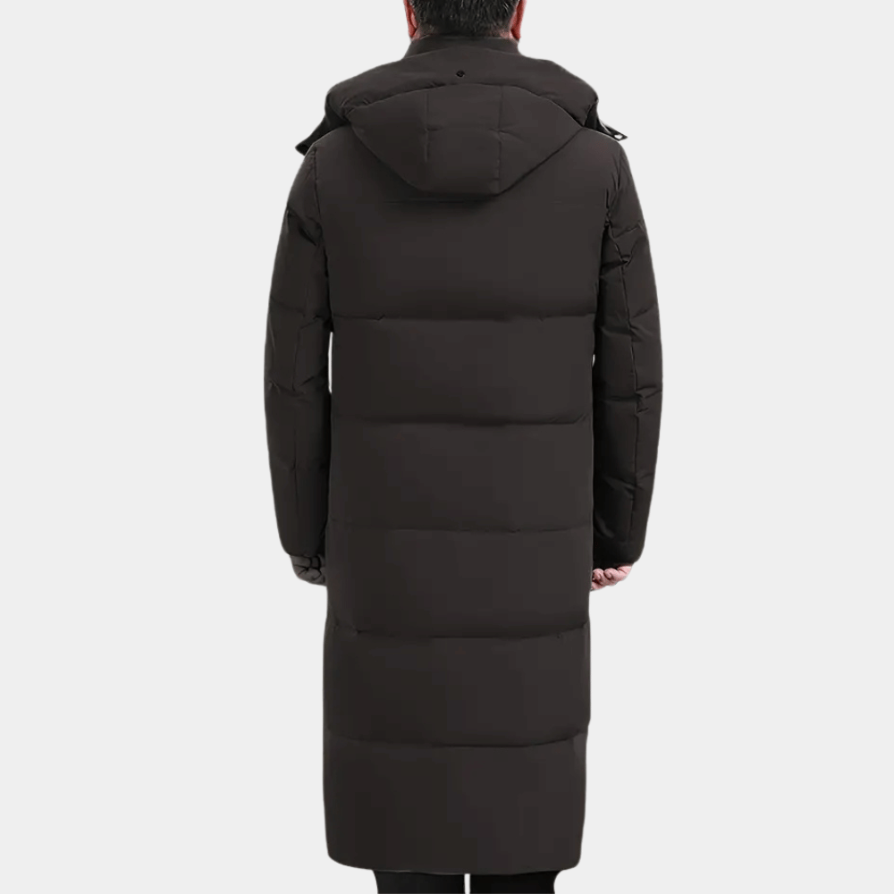 Zwarte lange winterjas met capuchon, gewatteerd ontwerp, rugaanzicht. Ideaal voor koude weersomstandigheden. Stijlvolle en warme herenjas.