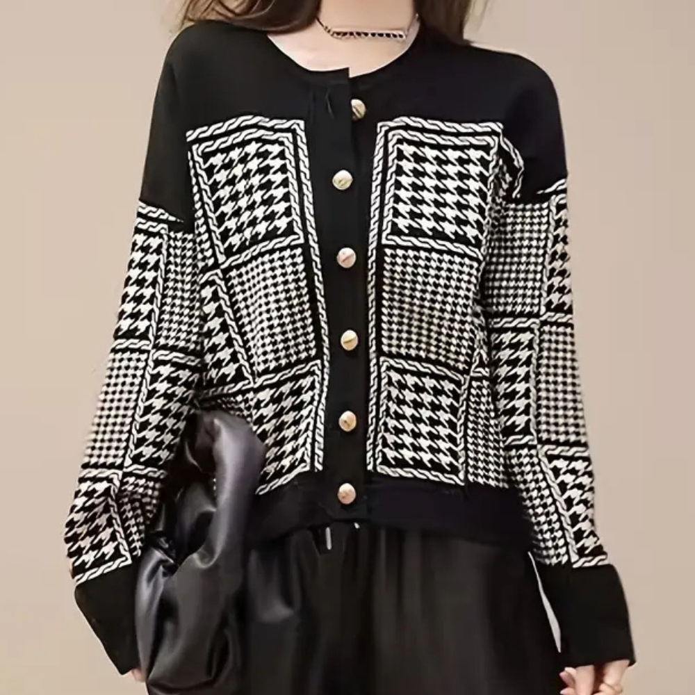 Zwart-witte pied-de-poule damestrui met gouden knopen, lange mouwen en een stijlvolle, moderne uitstraling. Perfect voor herfstmode en casual outfits.