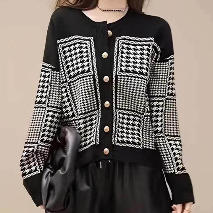 Zwart-witte pied-de-poule damestrui met gouden knopen, lange mouwen en een stijlvolle, moderne uitstraling. Perfect voor herfstmode en casual outfits.