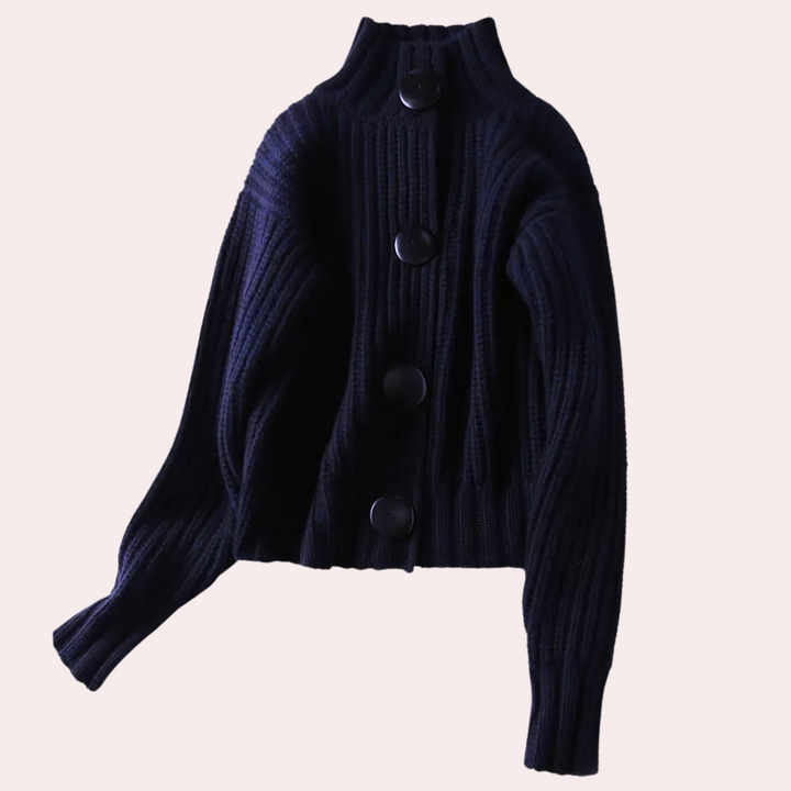 Donkerblauwe gebreide damestrui met grote knopen, hoge kraag en lange mouwen. Stijlvolle wintermode, warme en comfortabele kleding.
