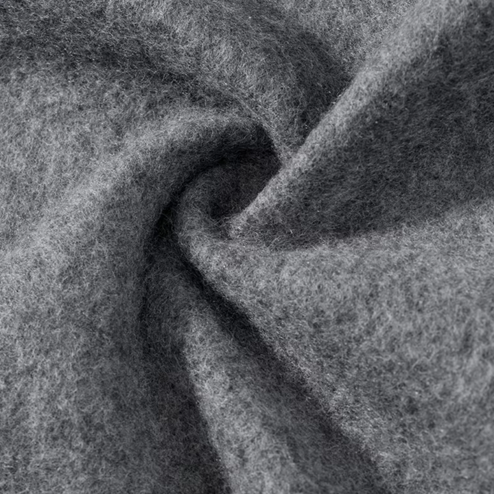 Grijze vilten stof close-up, gedetailleerde textuur, zachte en duurzame materialen, ideaal voor ambachtelijke projecten en interieurdecoratie.