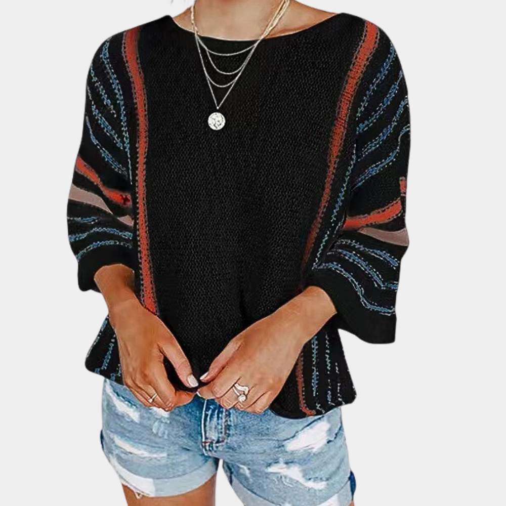 Zwarte gebreide trui met kleurrijke strepen, driekwart mouwen en ronde hals, gedragen door model met denim shorts en kettingen.