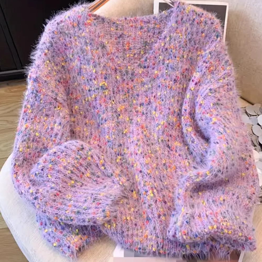 Paarse gebreide trui met kleurrijke stippen, zachte textuur, trendy damesmode, herfst-winter kleding, comfortabele en stijlvolle outfit.