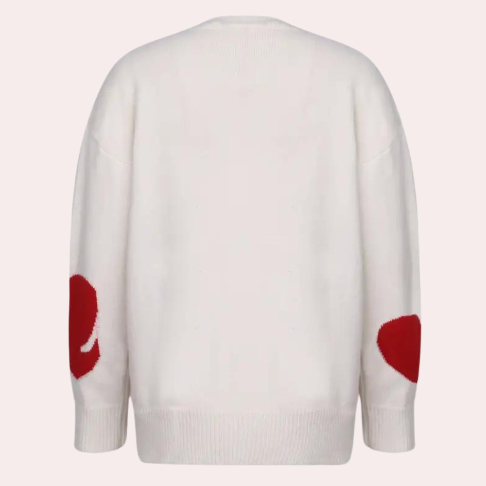 Witte trui met rode hartvormige elleboogpatches, damesmode, casual winterkleding, gebreide stof, trendy design, comfortabele pasvorm.