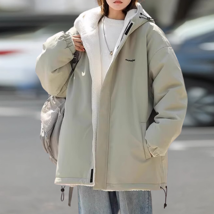 Dames winterjas beige, gewatteerd, met capuchon en ritssluiting, casual stijl, ideaal voor koude dagen, modetrend 2023, comfortabele pasvorm.