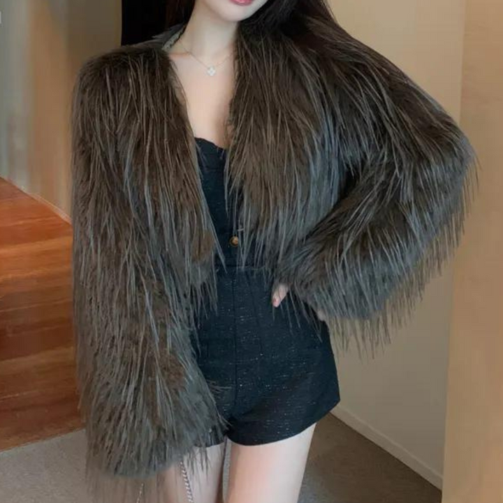 Vrouw in stijlvolle bruine faux fur jas en zwarte outfit, mode, herfstkleding, trendy dameskleding, moderne stijl, binnenomgeving.