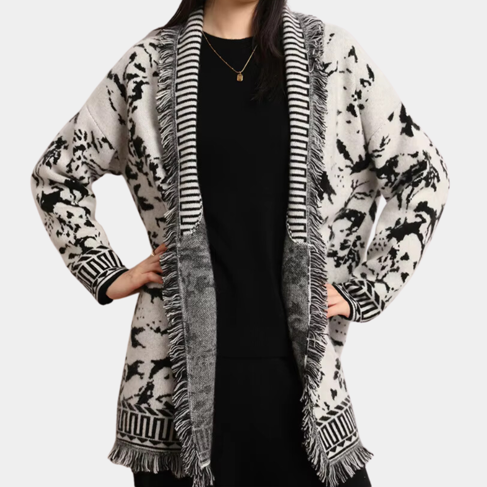 Dames gebreid vest met zwart-wit abstract patroon, lange mouwen en franjes. Perfect voor herfstmode en casual outfits. Comfortabel en stijlvol.