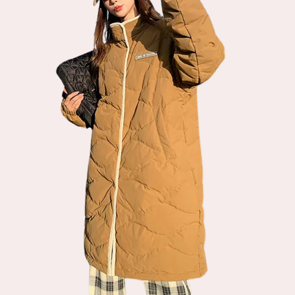 Lange bruine gewatteerde jas voor dames, met ritssluiting en hoge kraag, ideaal voor wintermode. Stijlvol en warm, perfect voor koude dagen.