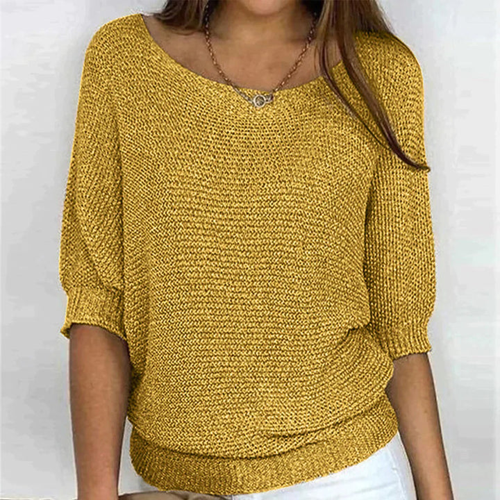 Vrouw in gele gebreide trui met driekwart mouwen, casual mode, trendy dameskleding, comfortabele outfit, stijlvolle gele top.