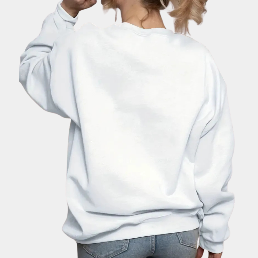 Vrouw in witte oversized sweater, achterkant, casual mode, comfortabele kleding, trendy dameskleding, grijze achtergrond.