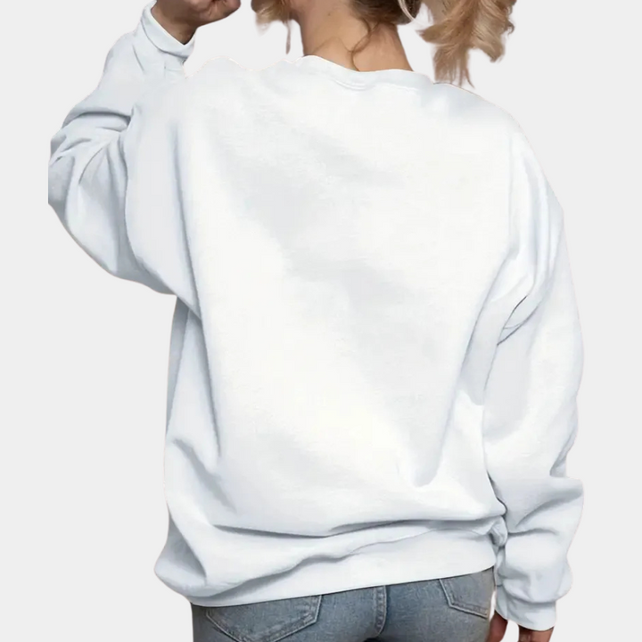 Vrouw in witte oversized sweater, achterkant, casual mode, comfortabele kleding, trendy dameskleding, grijze achtergrond.