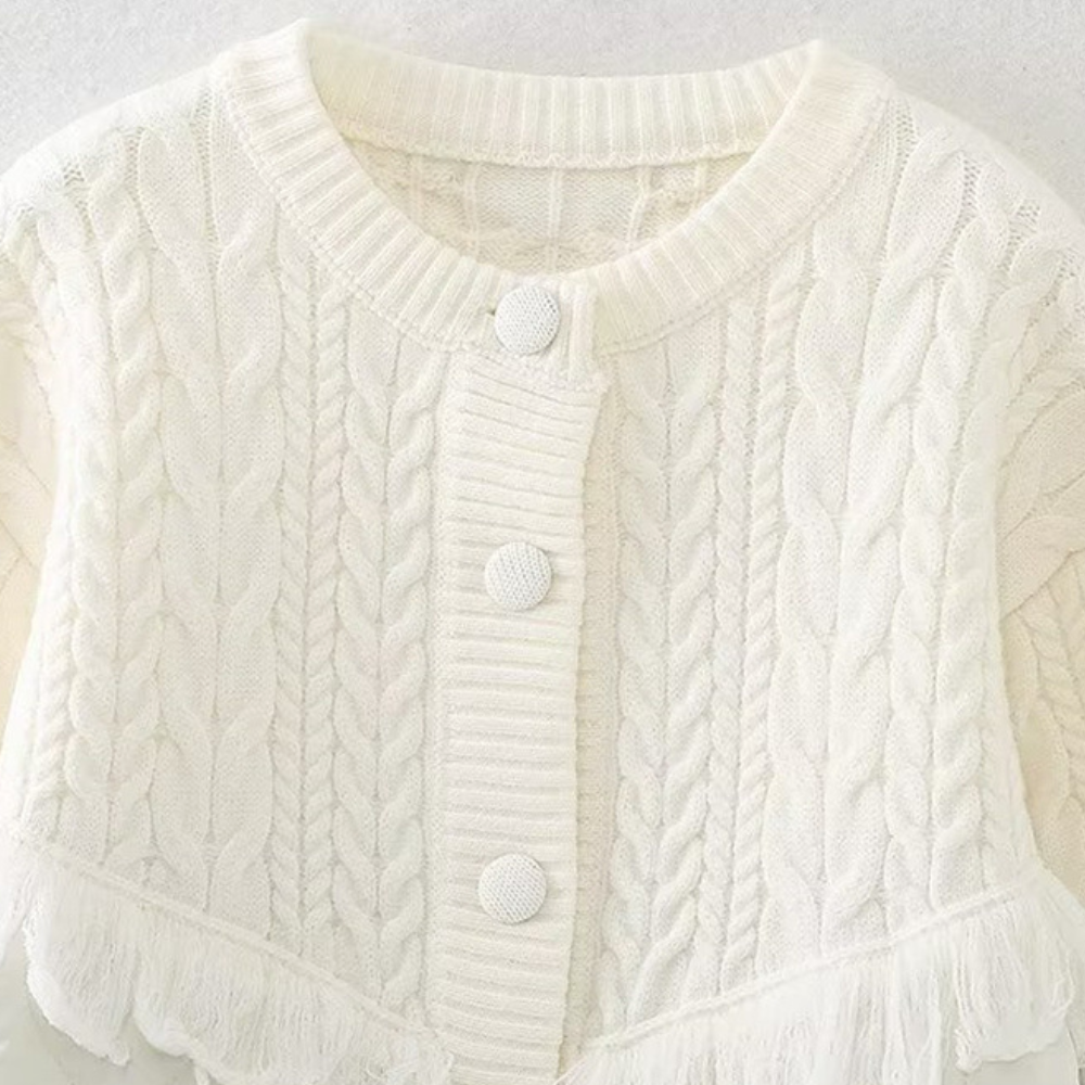 Witte gebreide trui met kabelpatroon en knopen, damesmode, winterkleding, stijlvolle en warme kleding, trendy gebreide vesten.