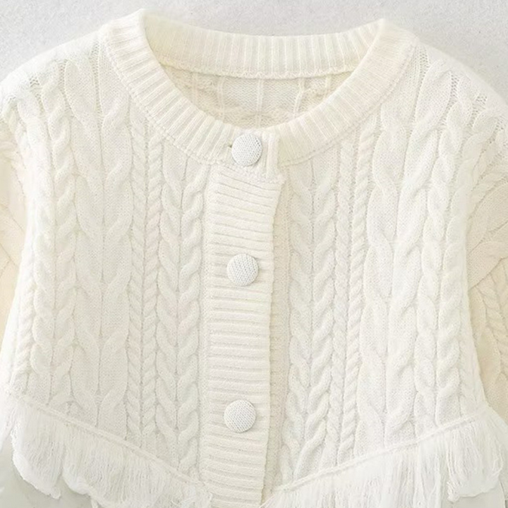 Witte gebreide trui met kabelpatroon en knopen, damesmode, winterkleding, stijlvolle en warme kleding, trendy gebreide vesten.