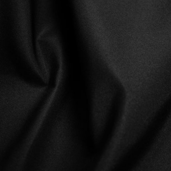 Zwarte katoenen stof close-up, gladde textuur, geschikt voor kleding en interieur, hoogwaardige kwaliteit, duurzaam en veelzijdig gebruik.