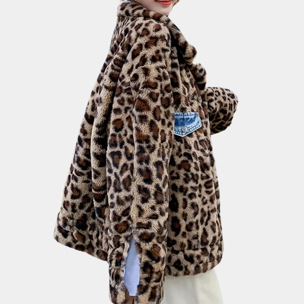 Luipaardprint jas met denim detail, damesmode, winterkleding, trendy en stijlvol, warme jas, dierenprint, casual outfit, modieuze bovenkleding.
