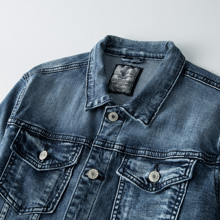 Blauwe spijkerjas met knopen, borstzakken en vintage wassing. Perfect voor casual mode en denim trends. Unisex ontwerp, veelzijdig en stijlvol.