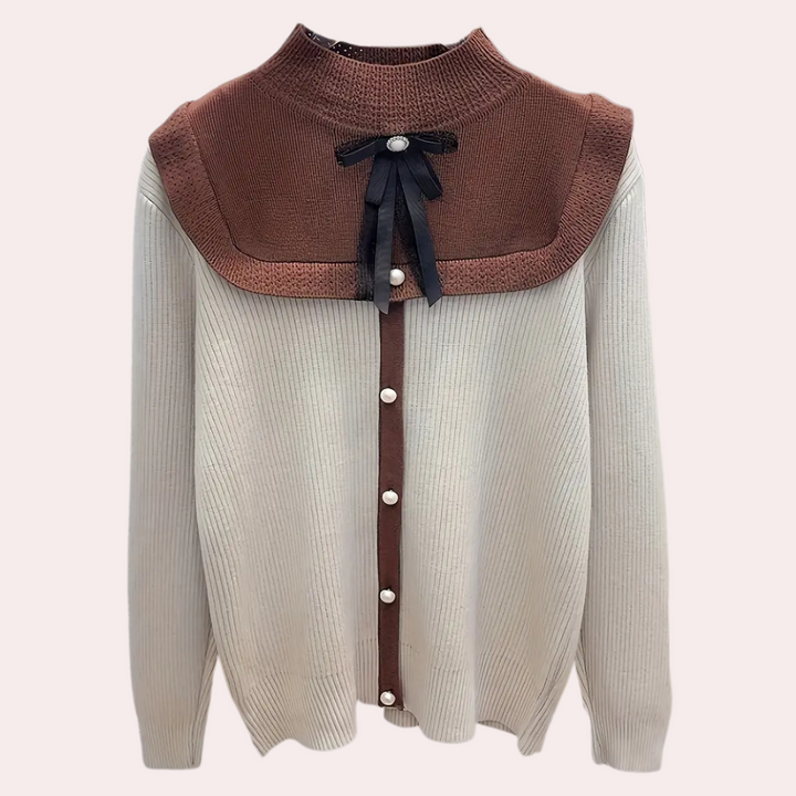 Beige damestrui met bruine kraag, knoopsluiting en zwarte strik. Modieuze herfstkleding, comfortabele gebreide stof, elegant design.