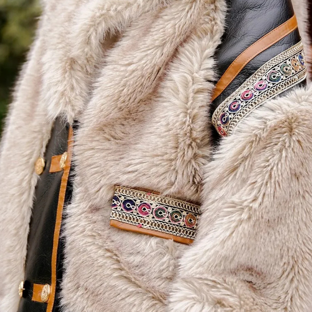 Luxe bontjas met leren accenten en kleurrijke borduursels, ideaal voor wintermode. Stijlvolle en warme jas voor dames, perfect voor koude dagen.