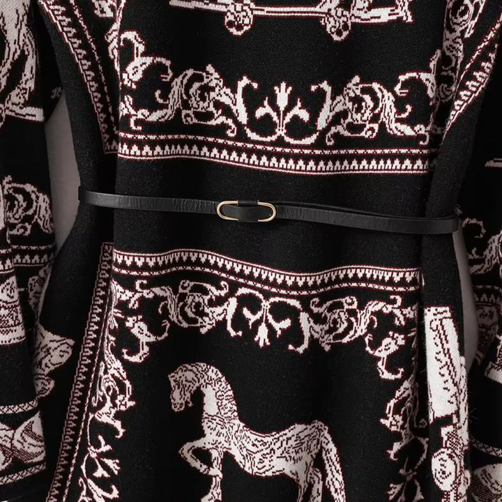Zwart-witte gebreide trui met paardendessin en dunne zwarte riem, modieuze dameskleding, herfst-winter collectie, elegant patroon.