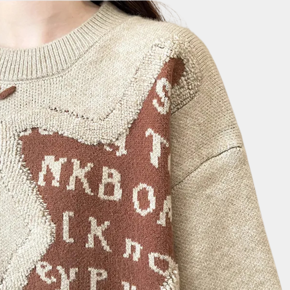 Beige trui met bruin abstract patroon en letters, gebreid ontwerp, modieuze dameskleding, herfst-winter collectie, comfortabele stof.
