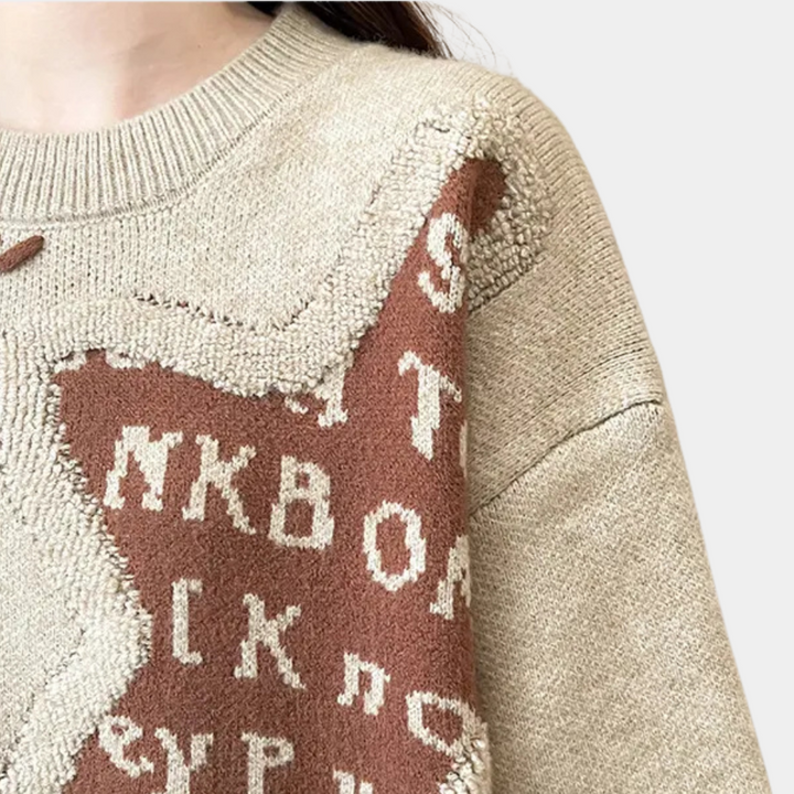 Beige trui met bruin abstract patroon en letters, gebreid ontwerp, modieuze dameskleding, herfst-winter collectie, comfortabele stof.