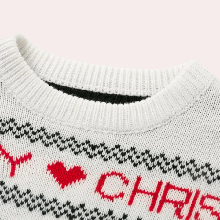 Witte kersttrui met rode en zwarte gebreide tekst "Merry Christmas" en hartpatroon, ideaal voor feestdagen en wintermode.