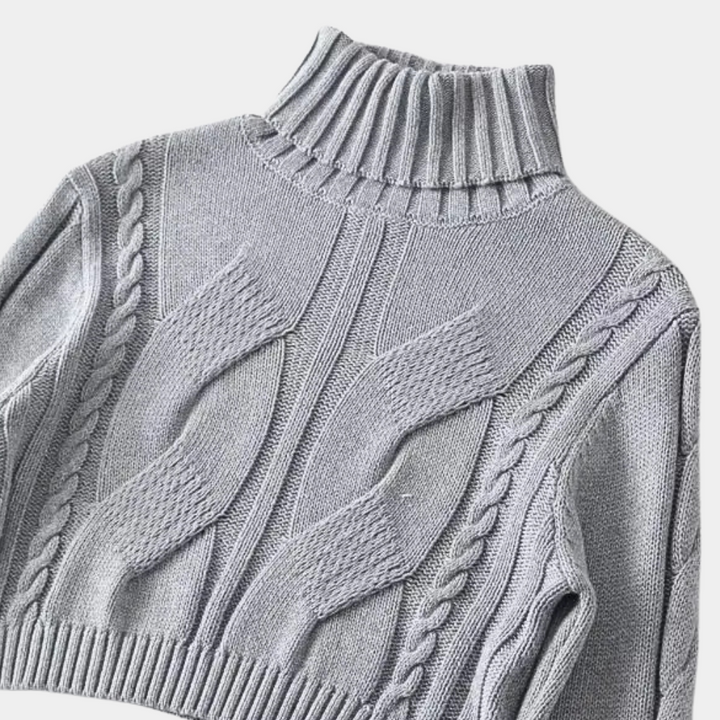 Grijze gebreide coltrui met kabelpatroon, damesmode, winterkleding, warme trui, stijlvolle en comfortabele outfit, modetrend 2023.