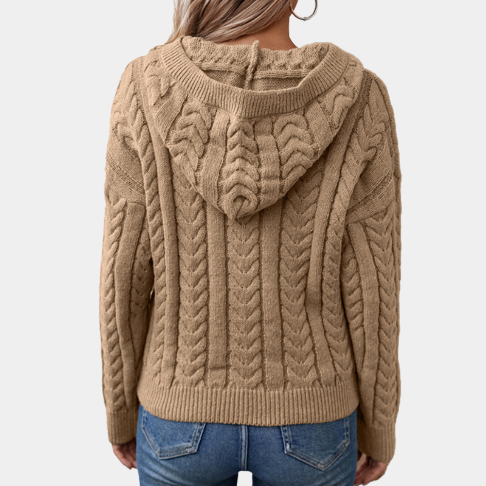 Beige gebreide damestrui met capuchon, kabelpatroon, rugaanzicht. Modieuze herfst- en winterkleding, casual stijl, warme trui.