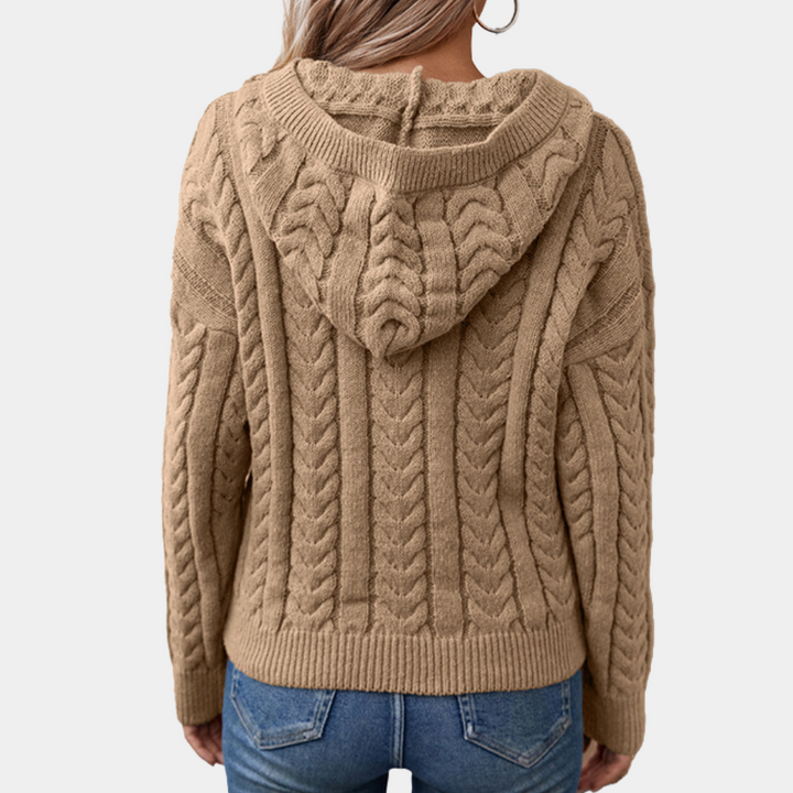 Beige gebreide damestrui met capuchon, kabelpatroon, rugaanzicht. Modieuze herfst- en winterkleding, casual stijl, warme trui.