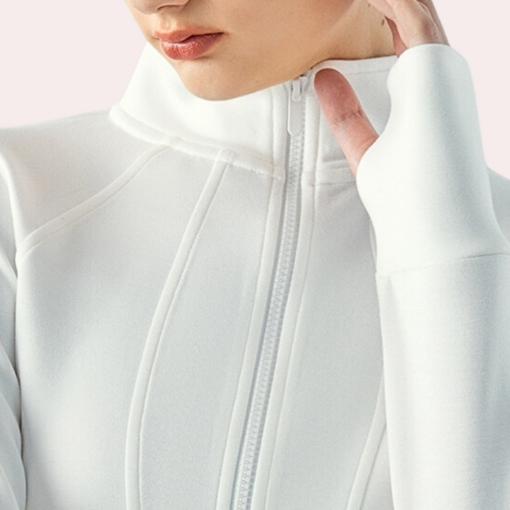 Witte sportieve damesjas met hoge kraag en ritssluiting, ontworpen voor comfort en stijl. Ideaal voor actieve en casual outfits.