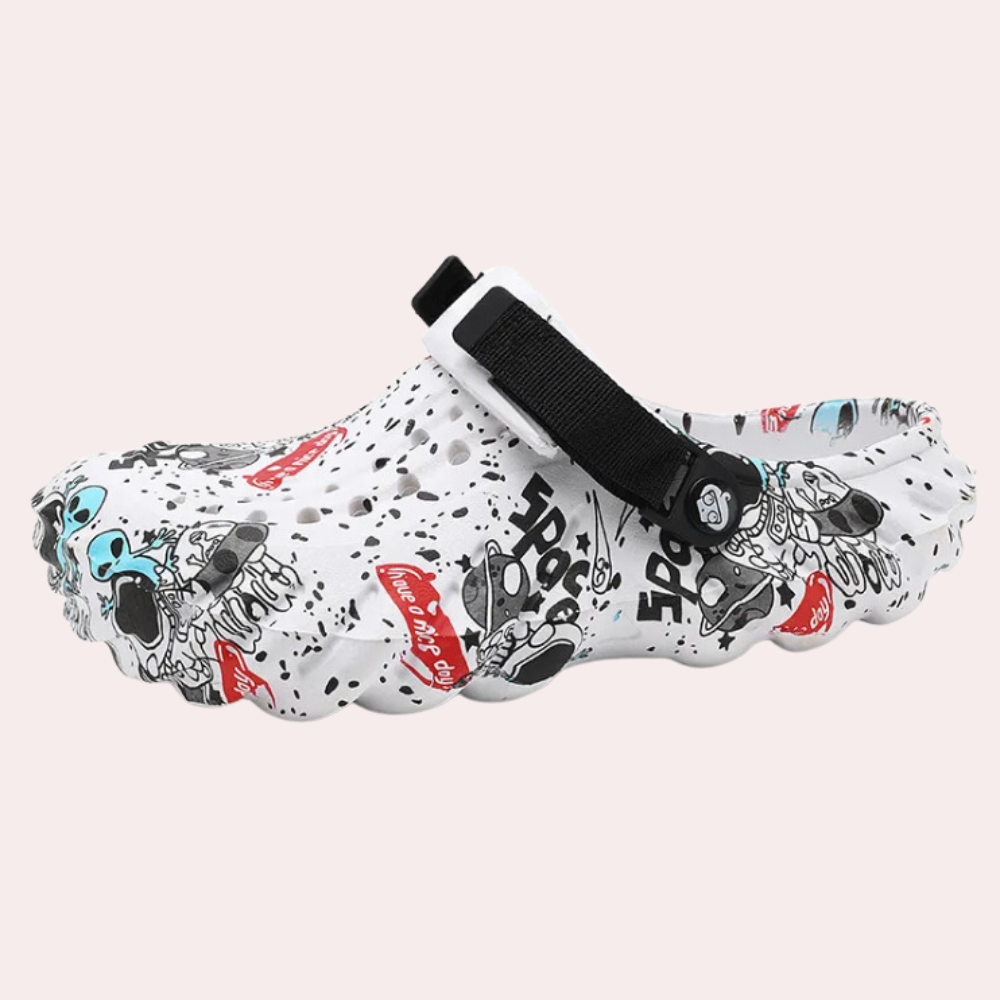 Witte klomp met cartoonprint, verstelbare zwarte band en rode accenten. Comfortabele, modieuze schoenen voor dagelijks gebruik. Unieke stijl.