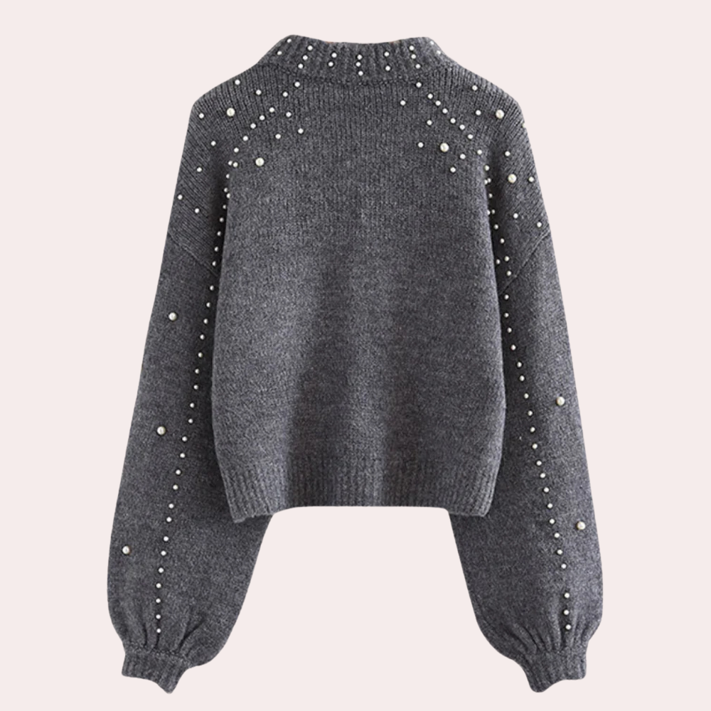 Grijze gebreide trui met pareldetails, lange mouwen en ronde hals. Modieuze dameskleding, herfst-winter stijl, comfortabele pasvorm.