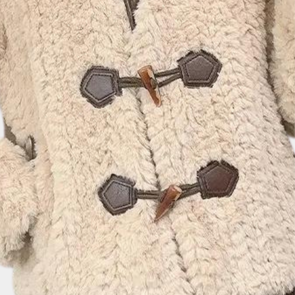 Beige teddy jas met houtje-touwtje sluiting, warme winterjas, pluche textuur, modieuze dameskleding, comfortabele en stijlvolle buitenkleding.