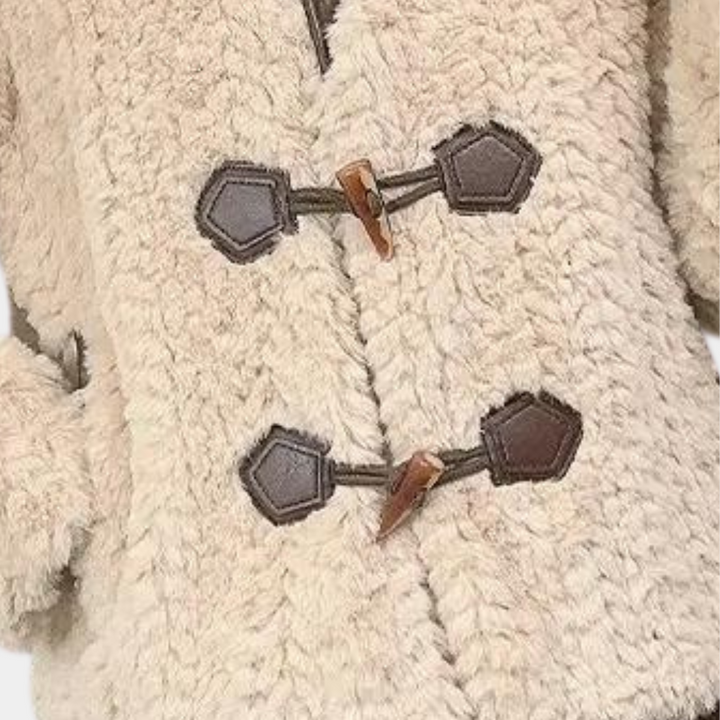 Beige teddy jas met houtje-touwtje sluiting, warme winterjas, pluche textuur, modieuze dameskleding, comfortabele en stijlvolle buitenkleding.