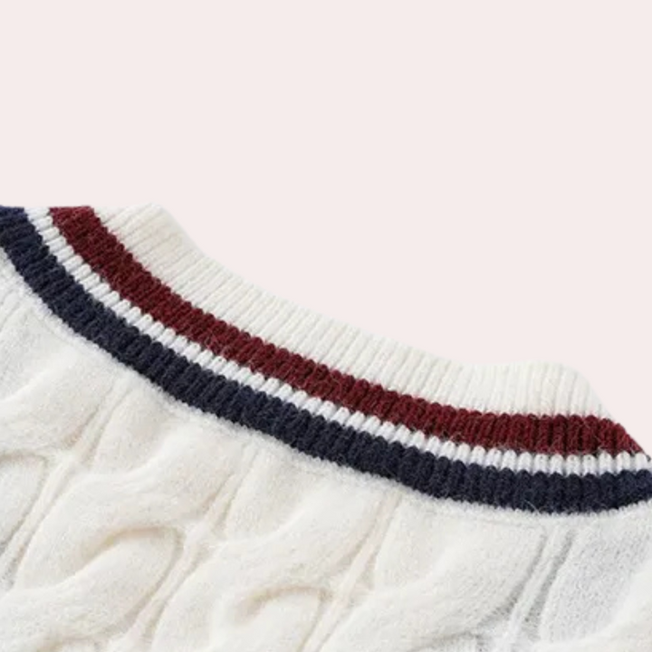 Witte kabeltrui met rode en blauwe strepen op de kraag, gebreid patroon, stijlvolle herenkleding, wintermode, warme trui, casual outfit.