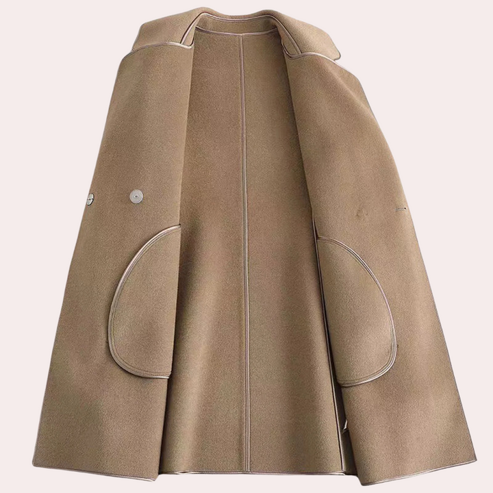 Bruine wollen damesmantel met wijde pasvorm, grote zakken en knoopsluiting. Stijlvolle winterjas, ideaal voor modieuze en warme outfits.