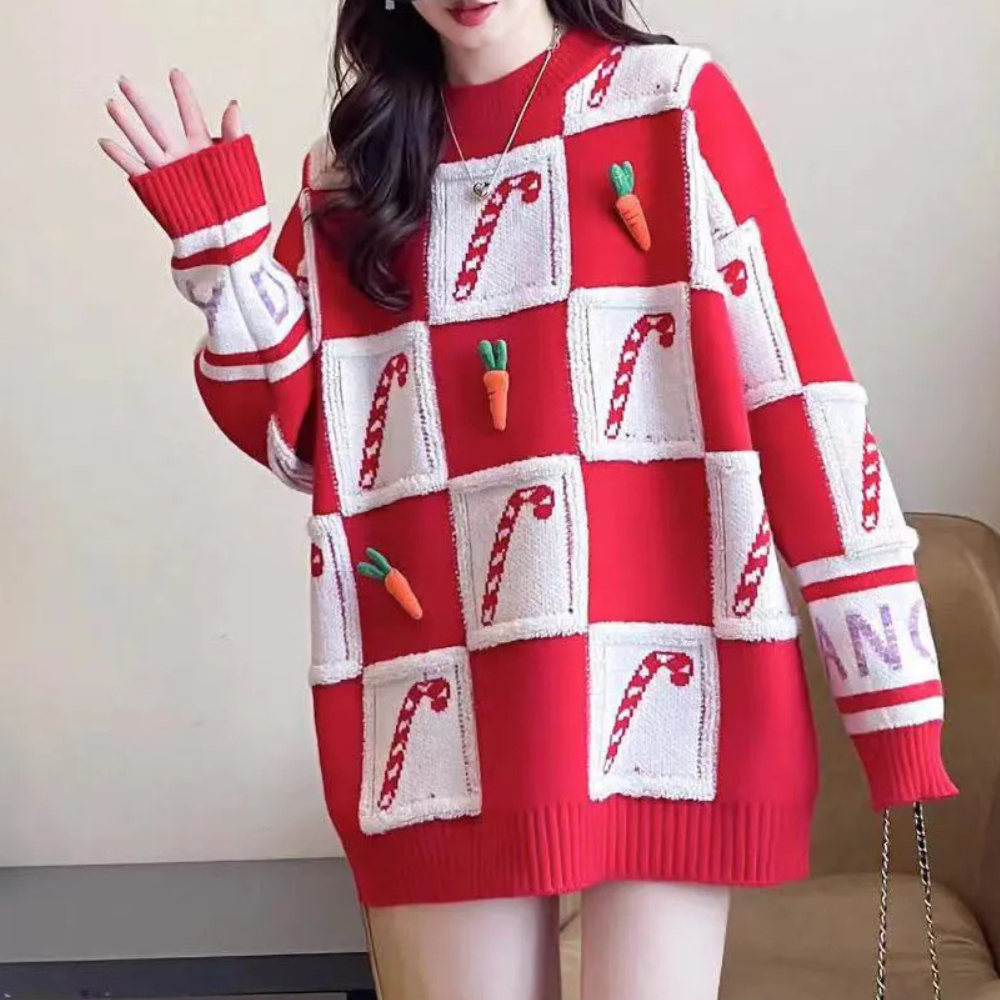 Rode kersttrui met witte vakken, versierd met snoepstokken en wortels, damesmode, feestelijke kleding, winterstijl, casual outfit.