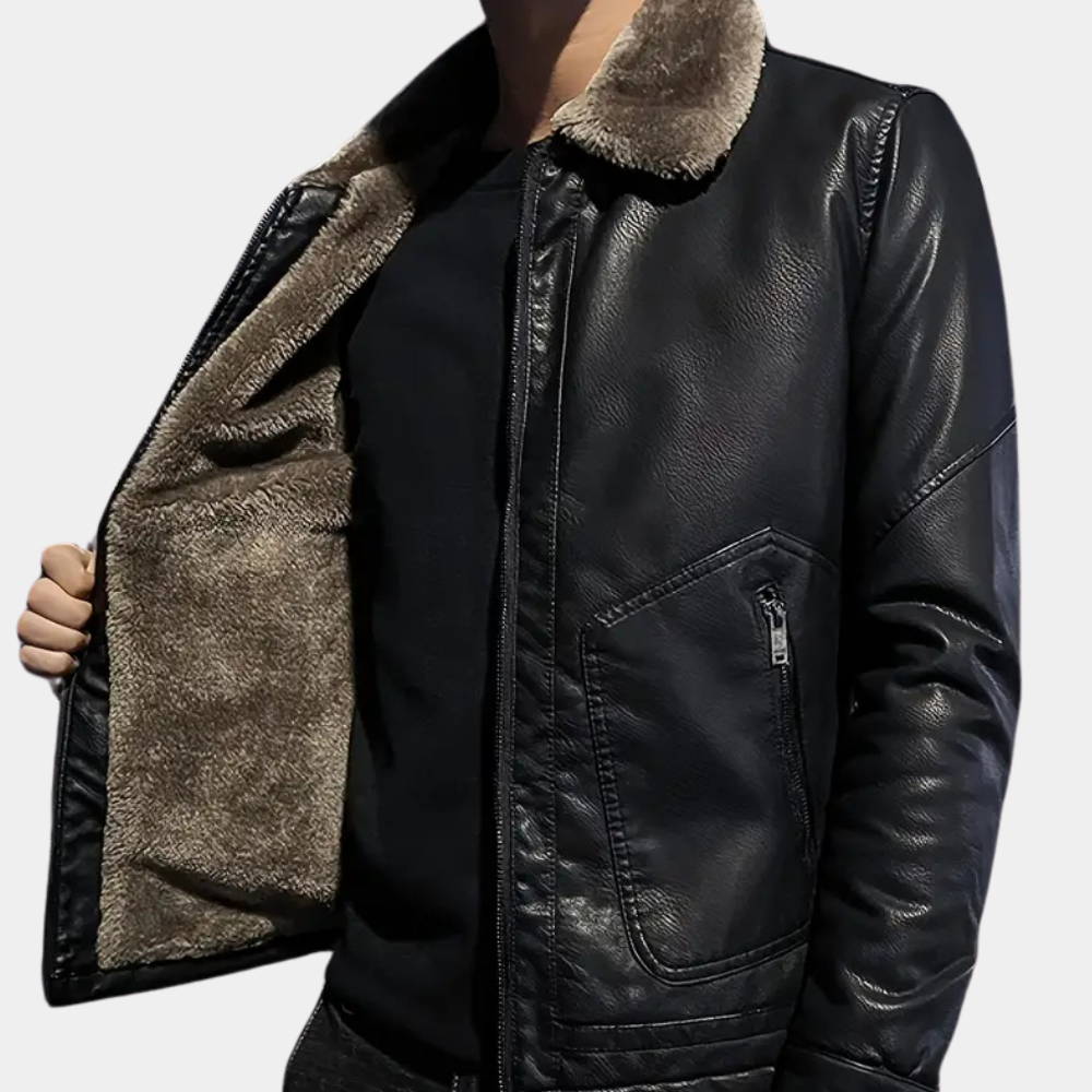 Zwarte leren jas met bontkraag, opengehouden om binnenvoering te tonen. Stijlvolle herenkleding, wintermode, warme jas, casual outfit.