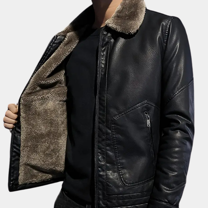 Zwarte leren jas met bontkraag, opengehouden om binnenvoering te tonen. Stijlvolle herenkleding, wintermode, warme jas, casual outfit.